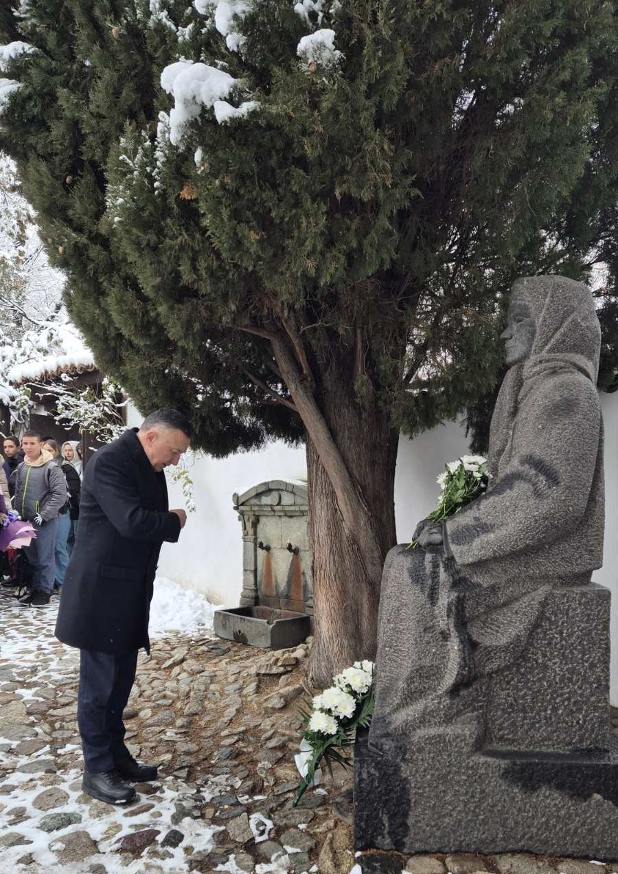 3 Поклон пред майката.jpg