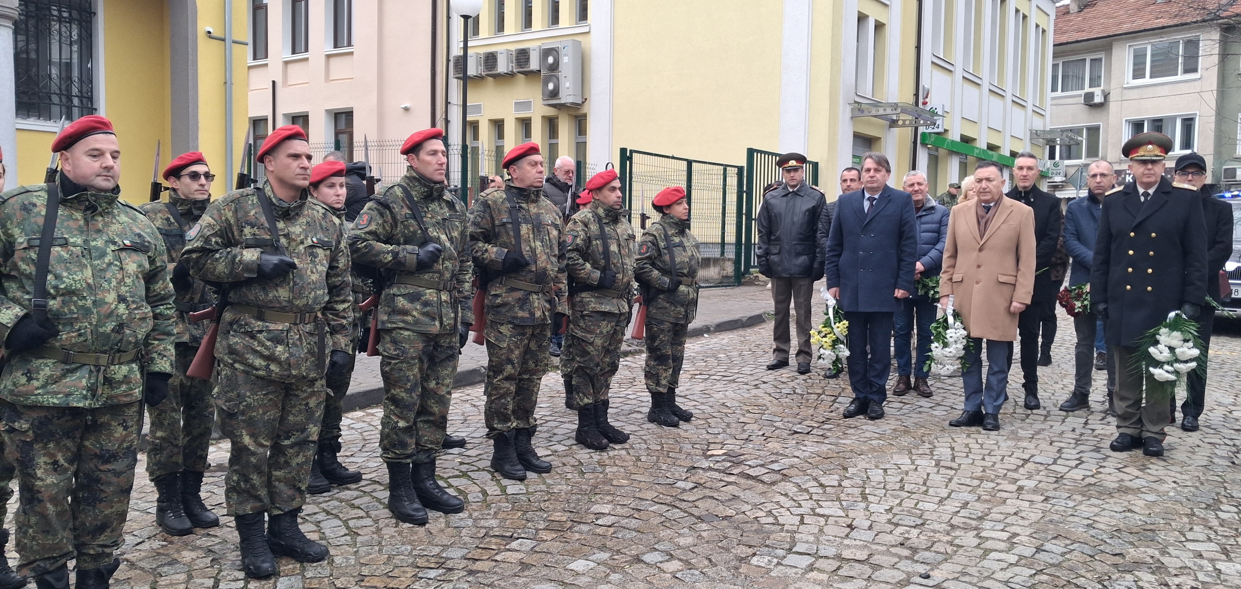 1 Официални лица.jpg