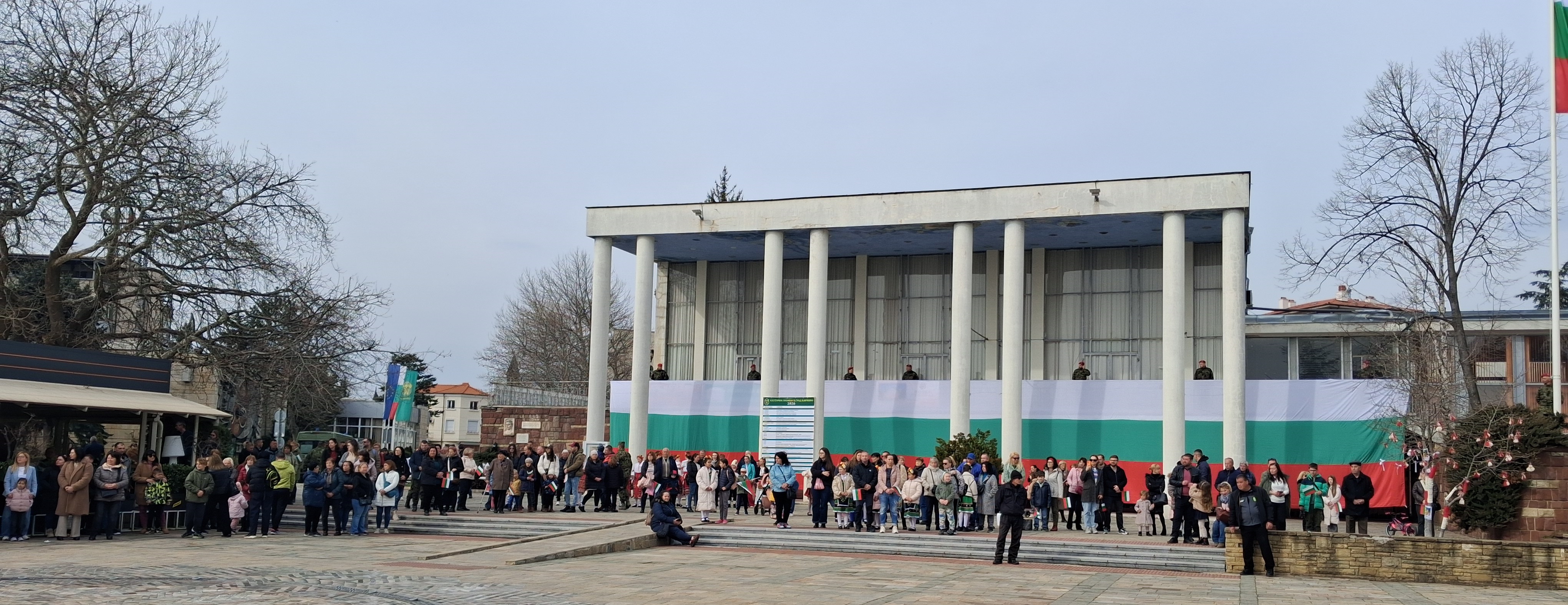 8 На площада.jpg