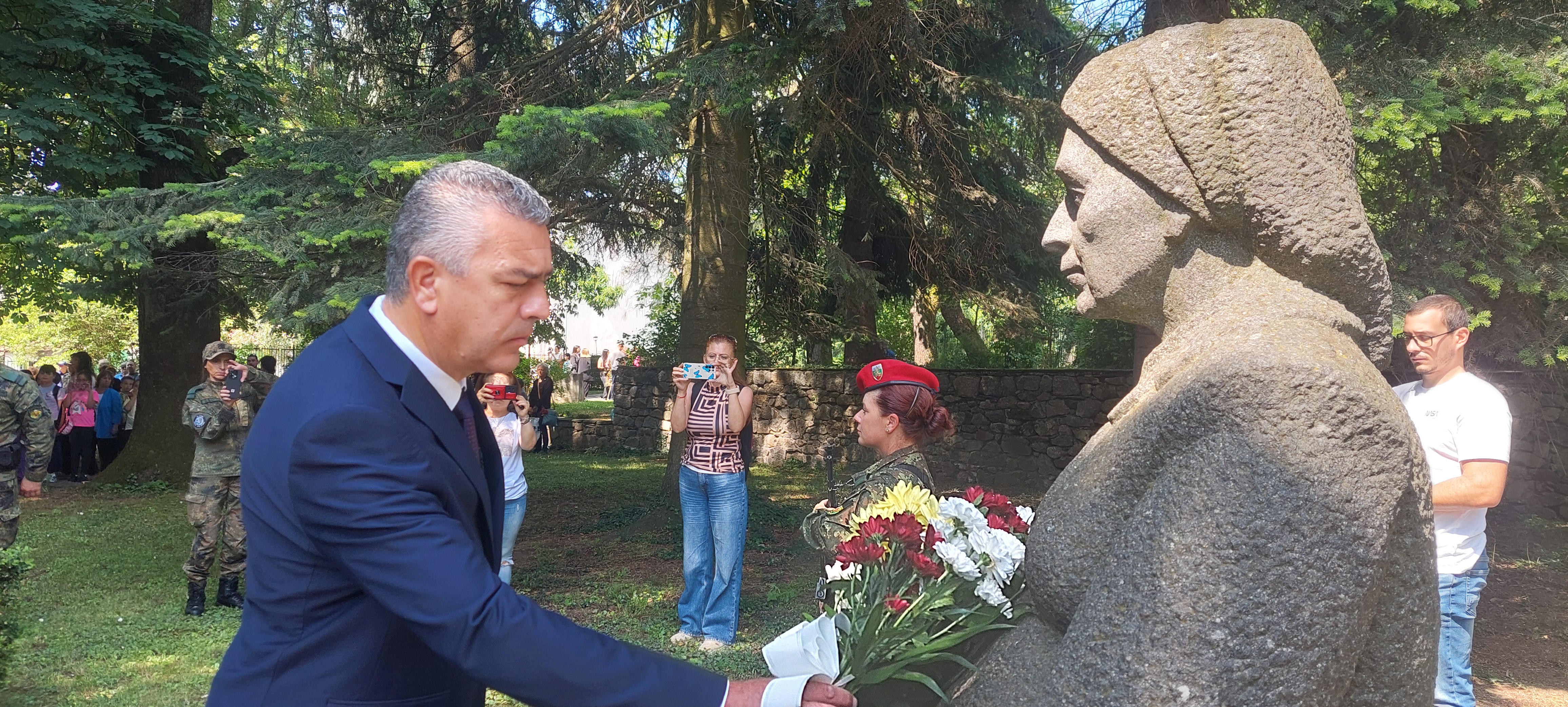 4 Поклон пред Майката.jpg