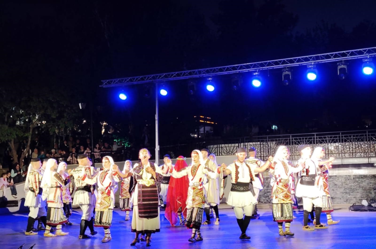 2 Солистка и танцьори.jpg