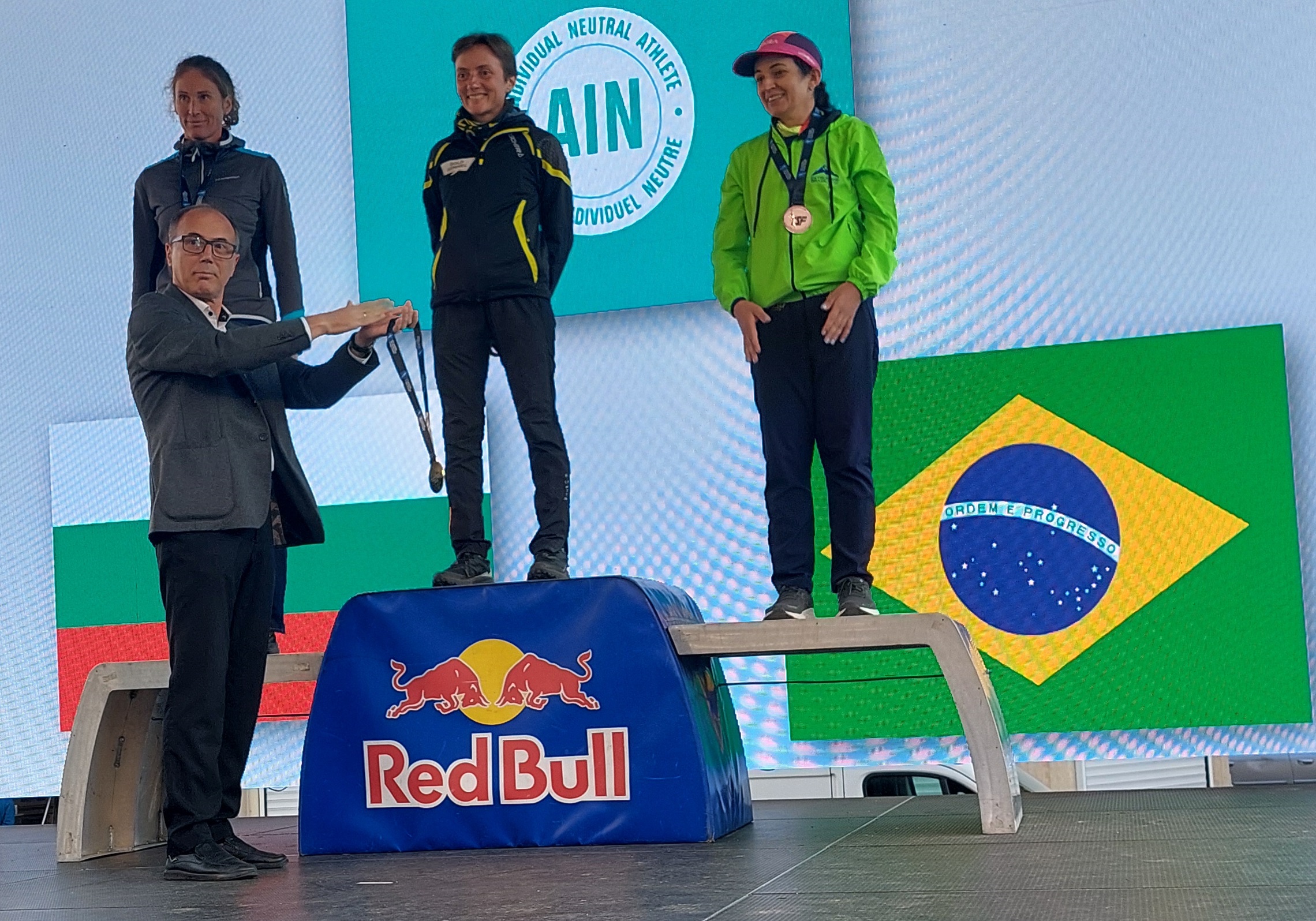 2 Минев медали.jpg