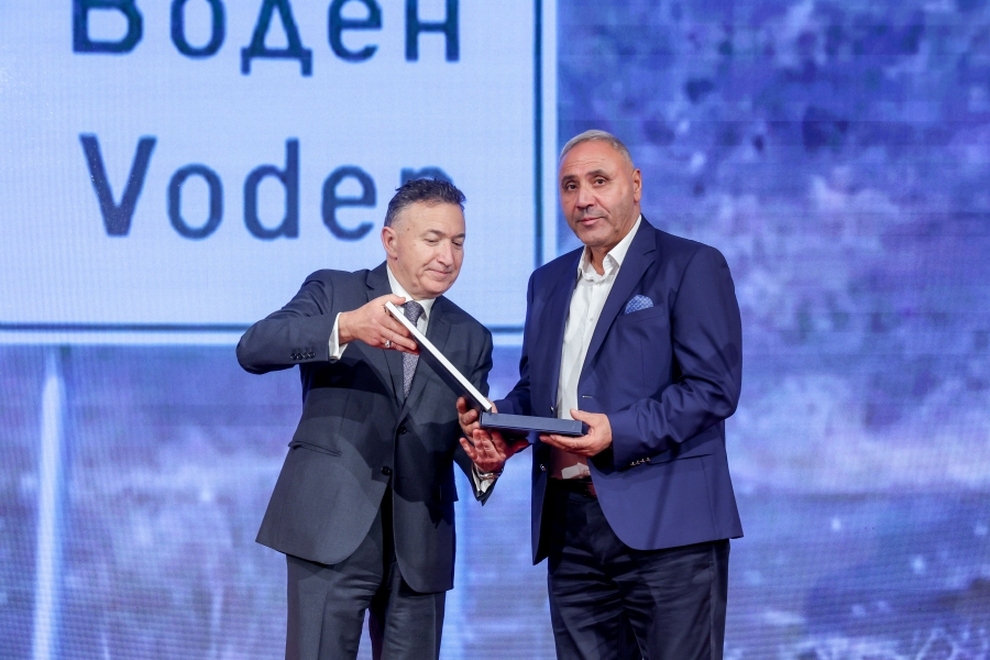 11 Връчване награда.jpg