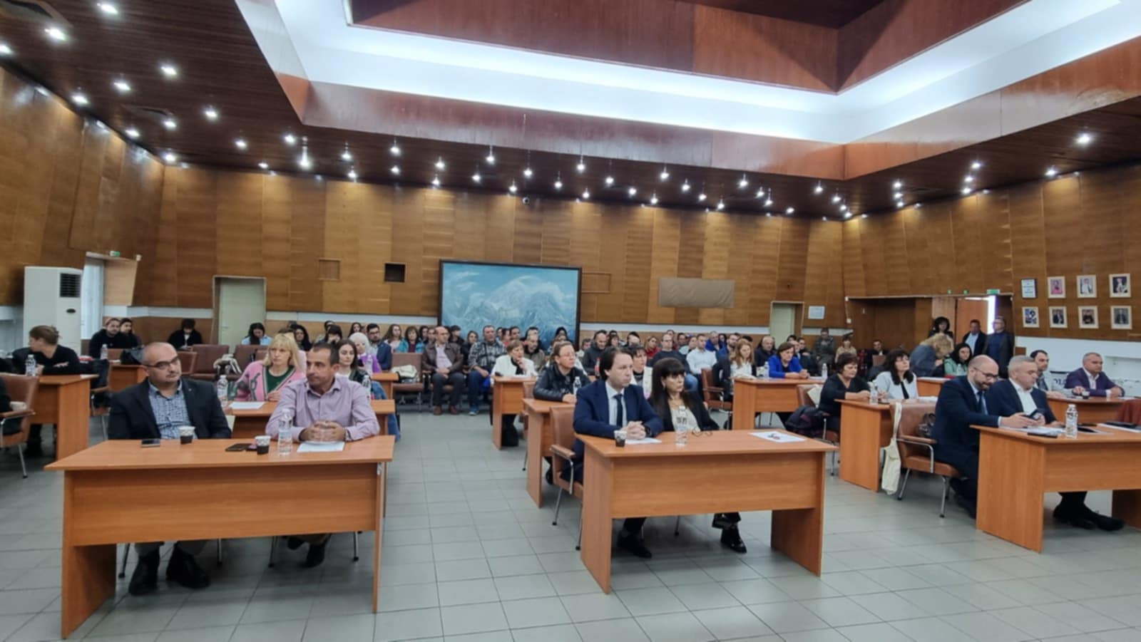 8 В залата.jpg