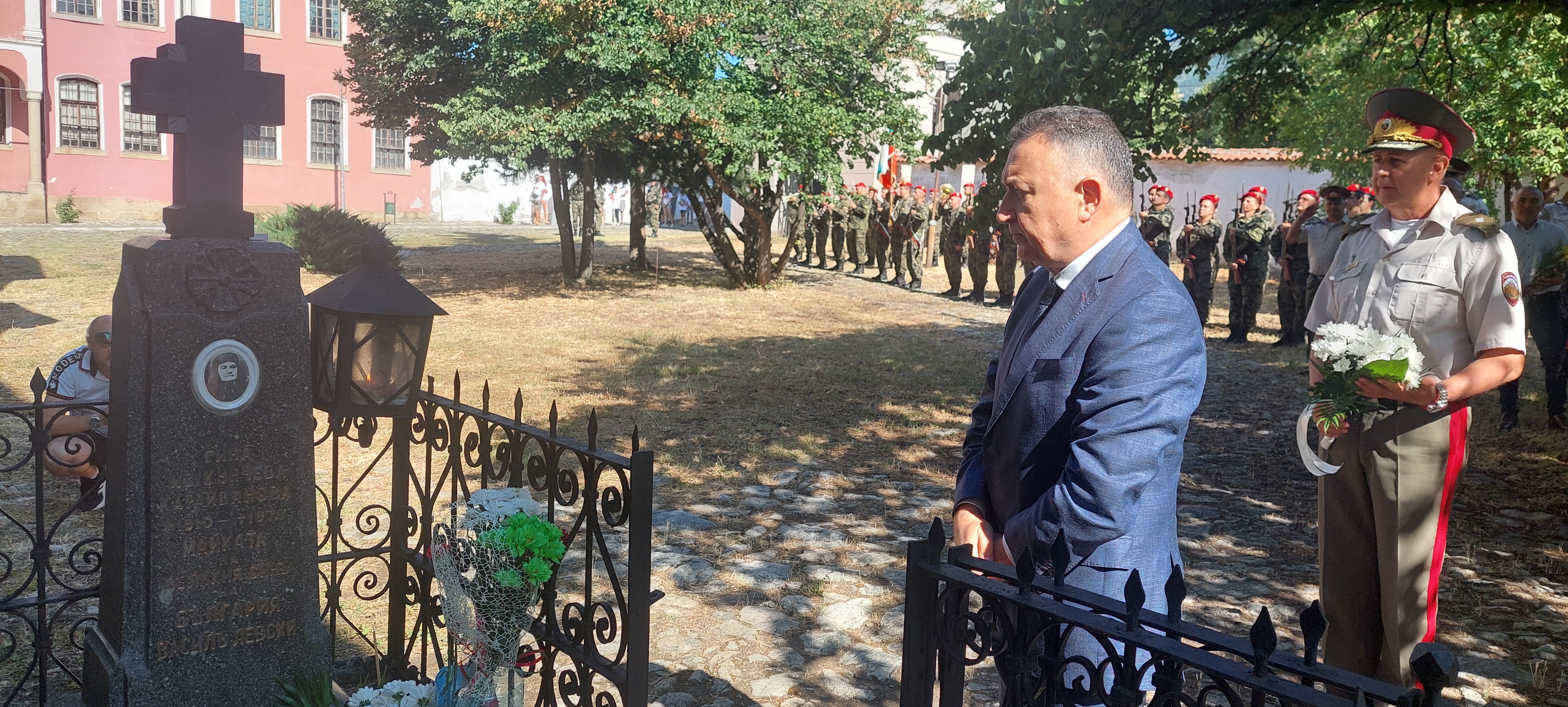 5 Поклон пред майката.jpg