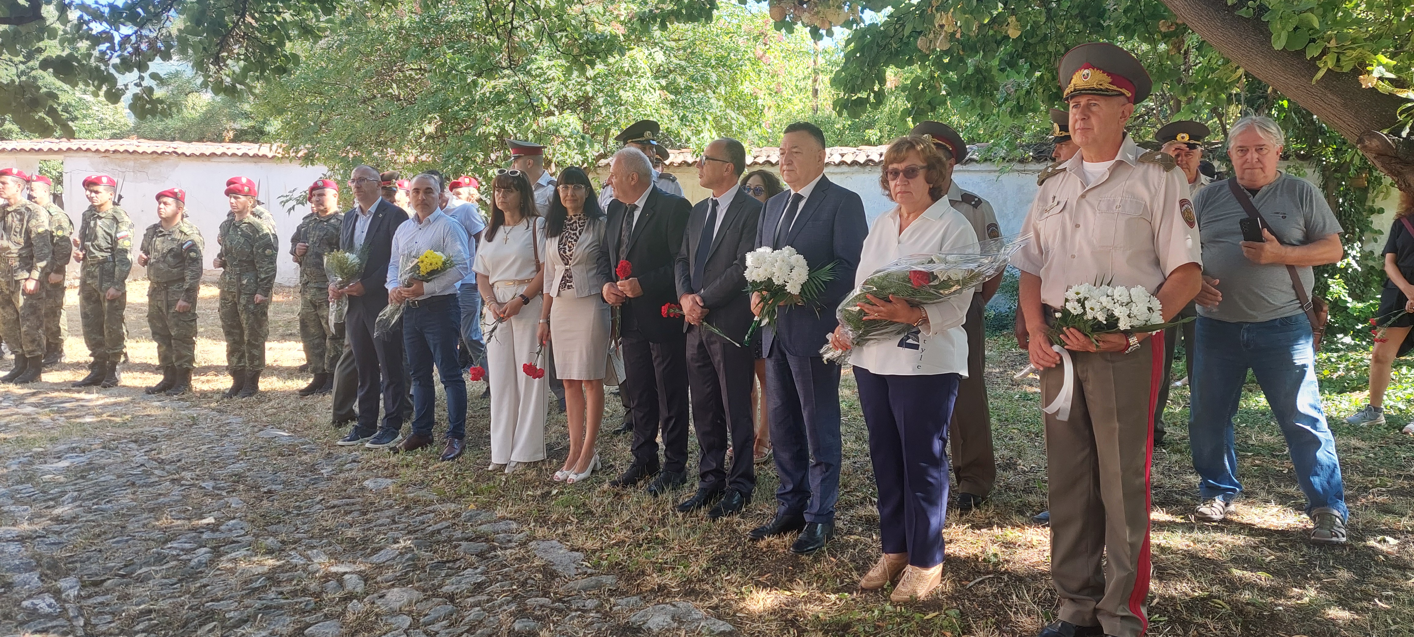 4 Пред гроба на майката.jpg