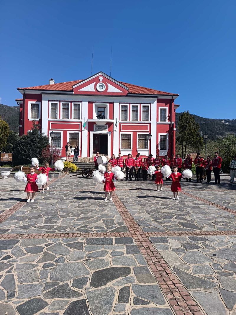 Топчето пукна 4.jpg